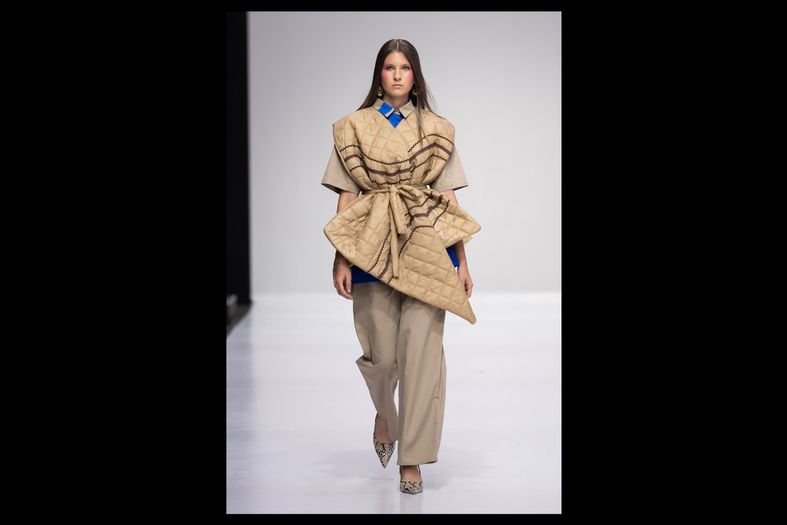 A model on the SAFW AW24 runway wearing Oyama Gonintebe.