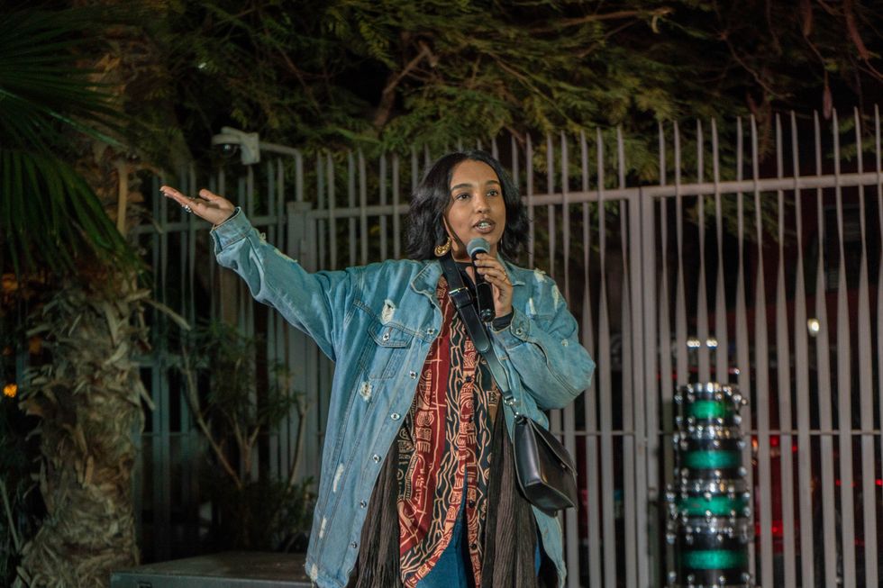 A photo of Hadeel Osman speaking at a Sudanese cultural event hosted at the Goethe-Institut in Cairo