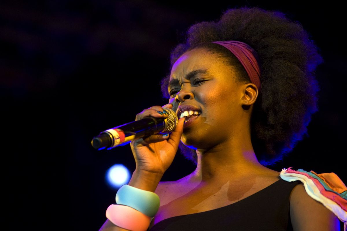 An image of the singer Zahara performing on stage. 