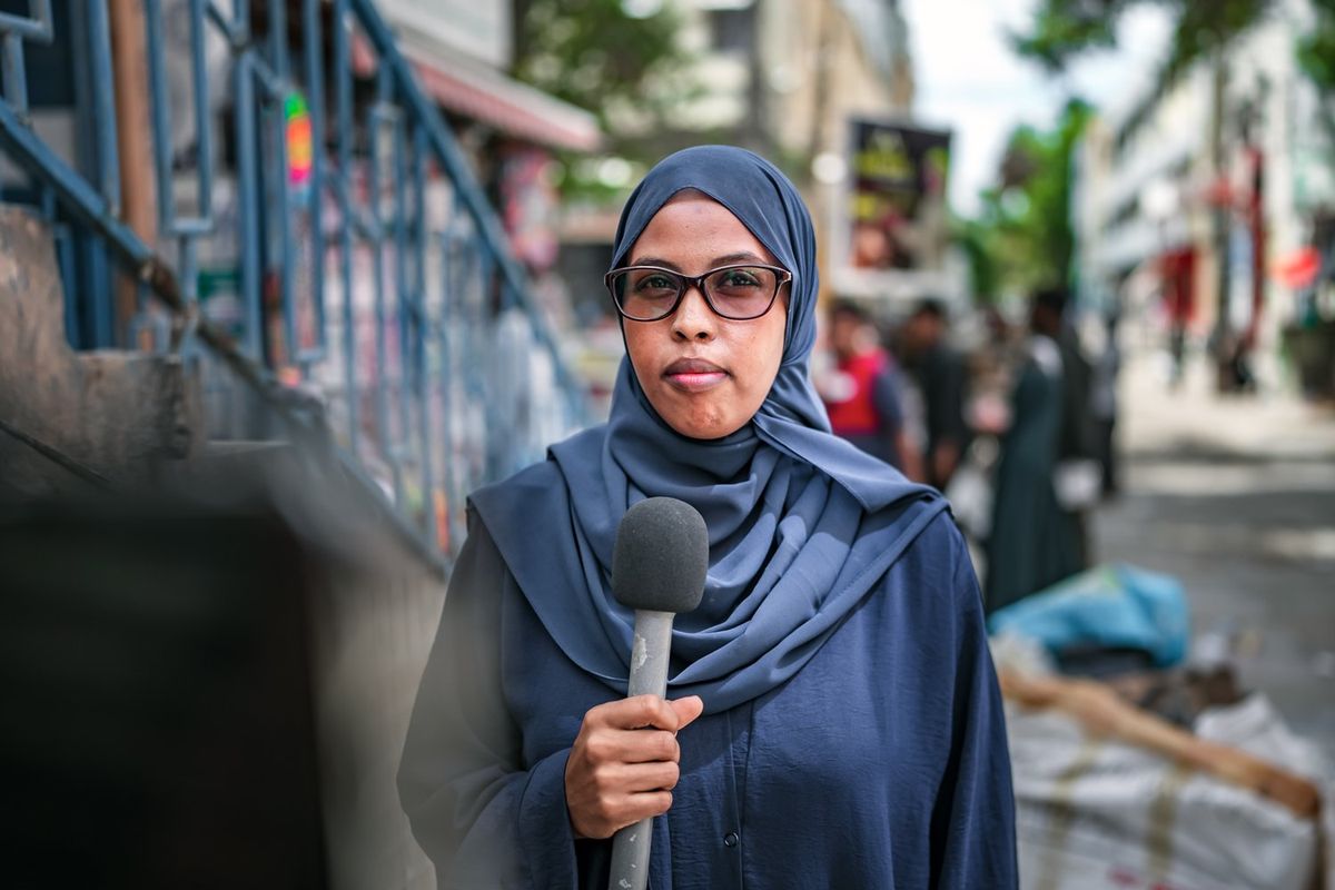 Bilan Media’s Deputy Chief Editor Hinda Abdi Mohamoud, reporting a story on the field.