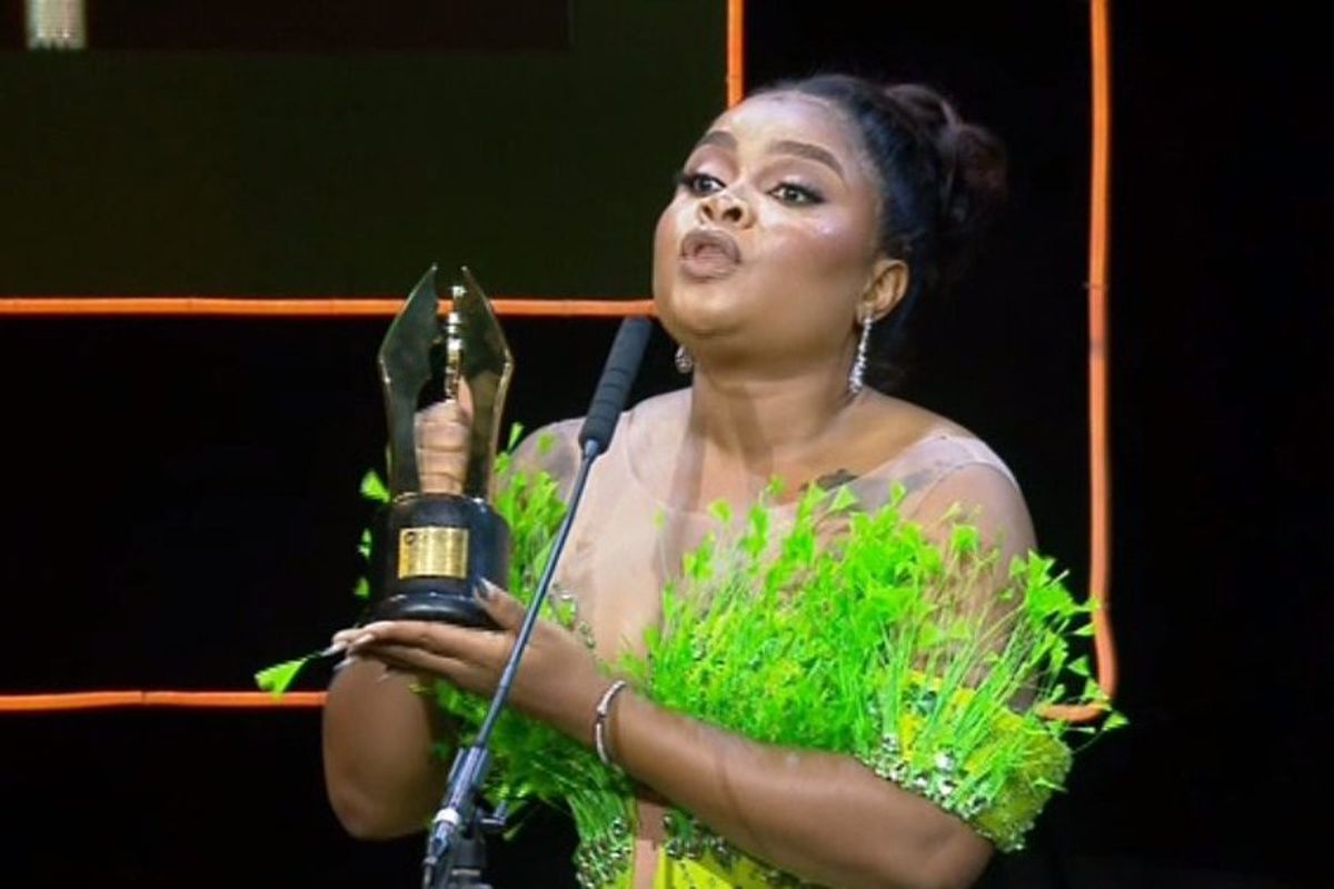 Bimbo Ademoye accepts her award for Best Actress in a Comedy at the 2023 AMVCAs.