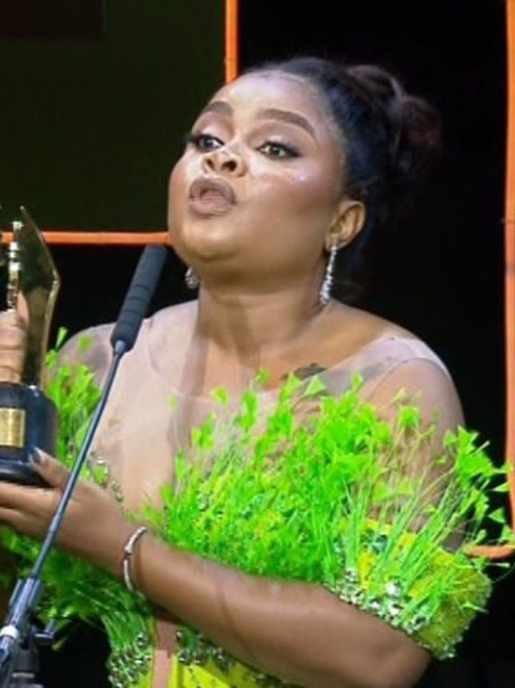 Bimbo Ademoye accepts her award for Best Actress in a Comedy at the 2023 AMVCAs.