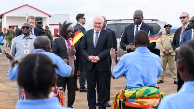 01 November 2023, Tanzania, Songea: German President Frank-Walter Steinmeier is greeted at Songea Airport by Labian Thomas (r), Prime Minister of Ruvuma, Damas Ndumbaro (2nd from left), Minister of Arts, Culture and Sports, and a dance group.