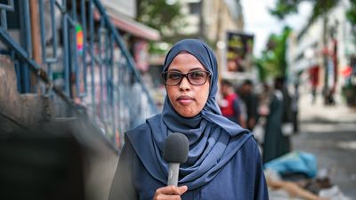 Bilan Media’s Deputy Chief Editor Hinda Abdi Mohamoud, reporting a story on the field.