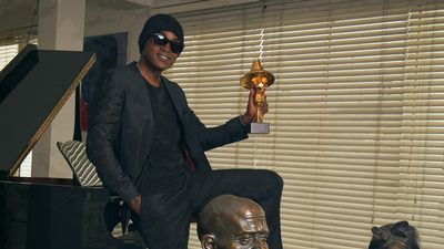Nigerian singer Ibejii holding a Headie