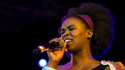 An image of the singer Zahara performing on stage. 