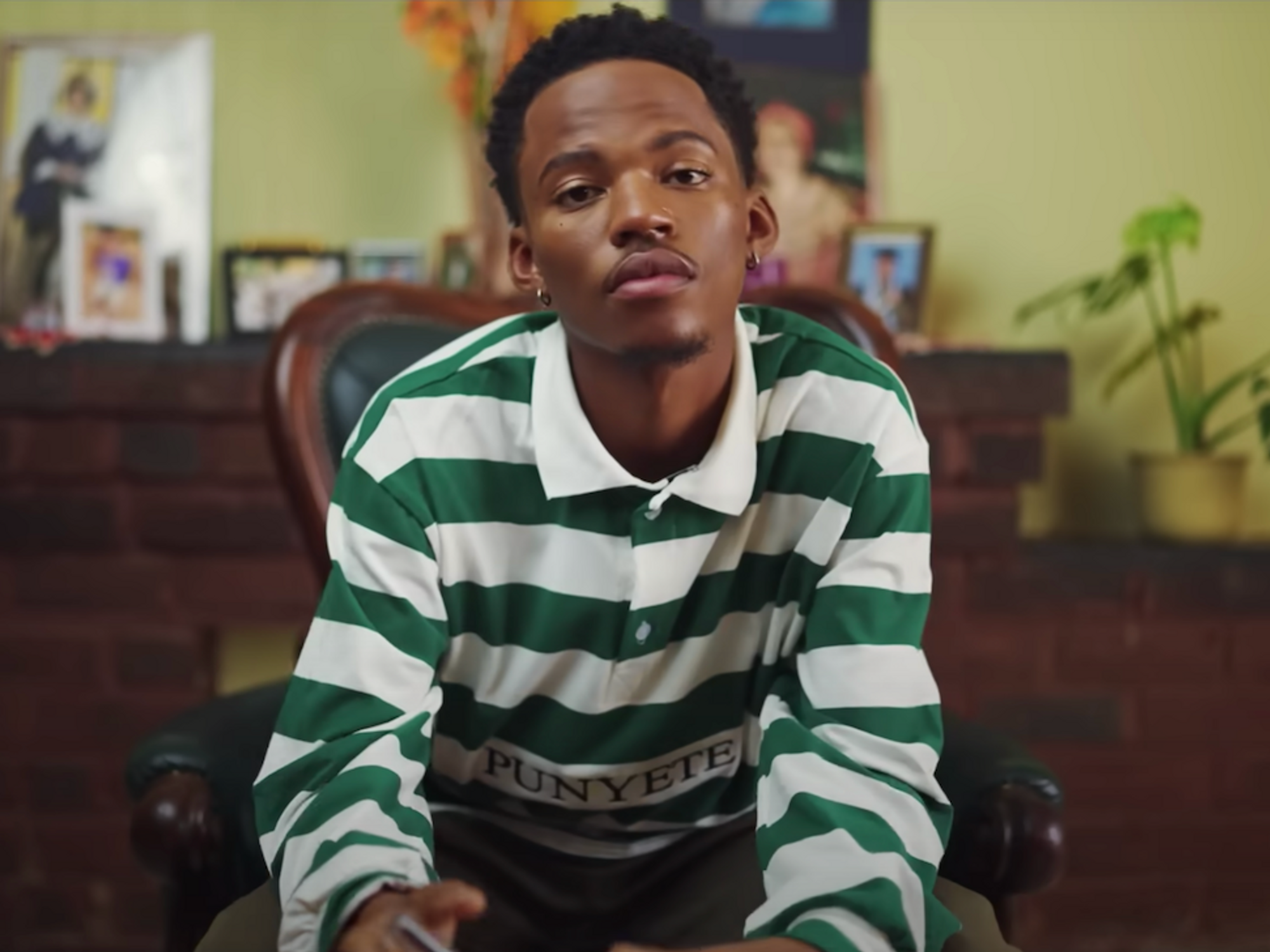 Loatinover Pounds in "Sosh Plata Remix"