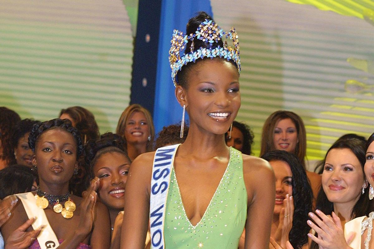 Nigeria's Agbani Darego wearing green dress winning Miss World in South Africa.