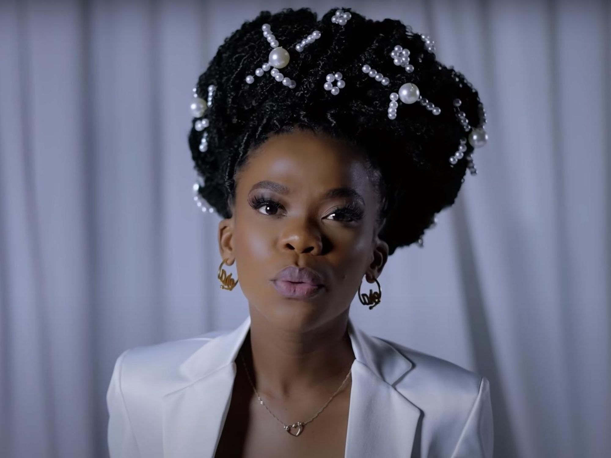 nomfundo moh sings in her music video for Sibaningi